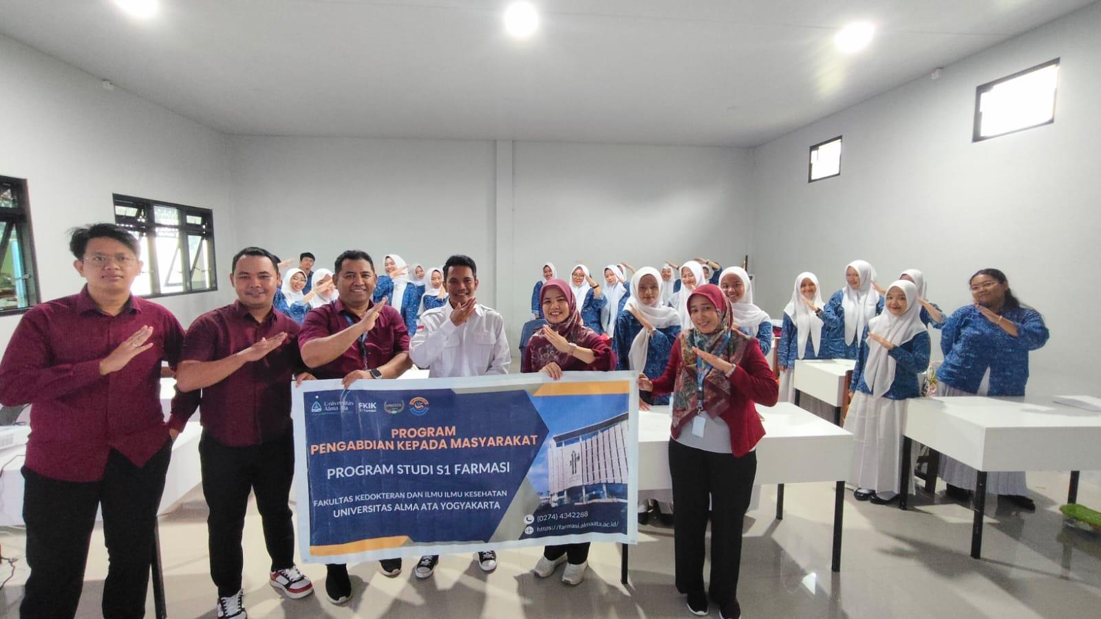 Pelatihan Pemilihan Kemasan yang Aman dan Desain Kemasan Sediaan Farmasi Menggunakan Media Canva di SMK Kesehatan Bantul